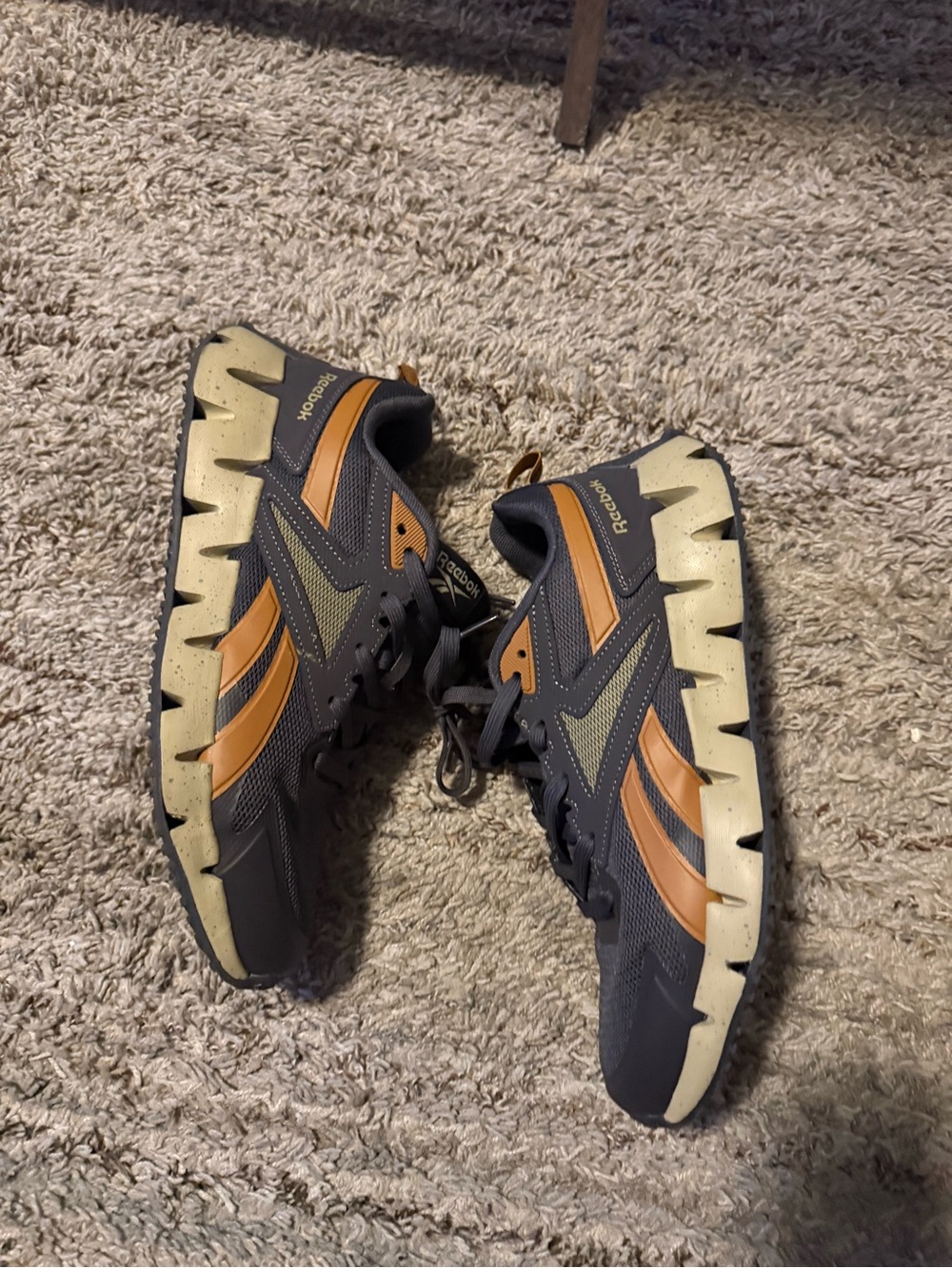 Reebok Men's Zig Dynamic Runner in charcoal and Tan